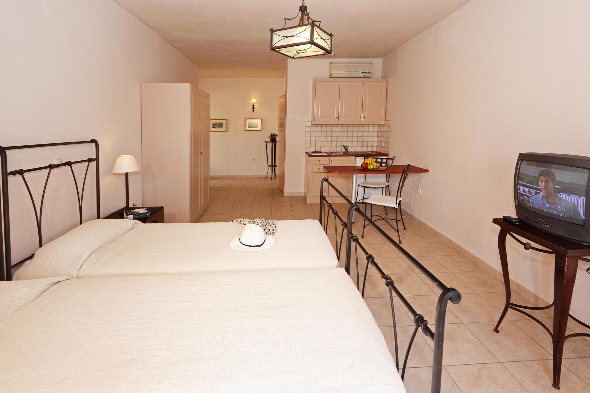 Lambrinos Suites Platanias  Exterior photo